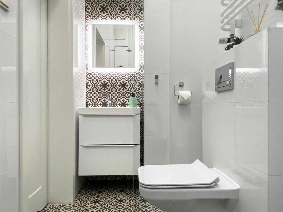 Beautiful For Couples With Air Conditioning - Old Town & Main Station Apartment